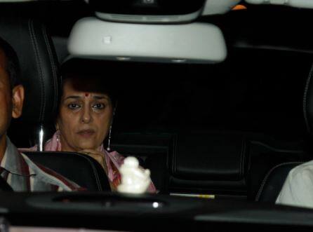 इस दौरान शत्रुघन सिन्हा की पत्नी भी उनके साथ नजर आईं. (तस्वीर: मानव मंगलानी)