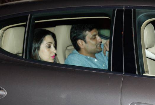 गाड़ी में आप करिश्मा के साथ संदीप मारवाह को देख सकते हैं. (तस्वीर: मानव मंगलानी)