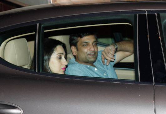 ऐसे में करिश्मा कपूर कथित ब्वॉयफ्रेंड संदीप मारवाह के साथ करीना कपूर के घर पहुंचीं. (तस्वीर: मानव मंगलानी)