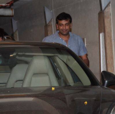 ये पहली बार नहीं है जब करिश्मा और संदीप एक साथ नजर आए हैं. इससे पहले भी दोंनो कई बार साथ में डिनर डेट पर साथ में स्पॉट किए जा चुके हैं. (तस्वीर: मानव मंगलानी)