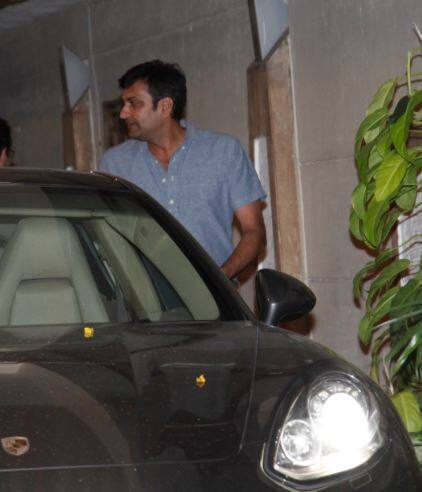 इसे देखने के बाद से ही करिश्मा और संदीप के रिश्तों के लेकर खबरें गर्माने लगीं. हालांकि अभी तक दोनों में से किसी ने भी पब्लिकली अपने रिश्ते को लेकर कुछ भी नहीं कहा है. (तस्वीर: मानव मंगलानी)