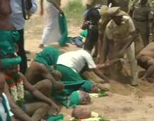 कावेरी जल विवाद: प्रदर्शन कर रहे किसानों ने खुद को गले तक रेत में दफन किया