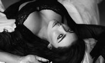 इंडियन किम कार्दशियां कही जाने वाली गिजेल ठकराल ने बीच के किनारे बिखेरा बोल्डनेस का जलवा