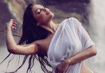 इंडियन किम कार्दशियां कही जाने वाली गिजेल ठकराल ने बीच के किनारे बिखेरा बोल्डनेस का जलवा