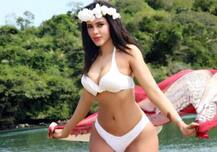 इंडियन किम कार्दशियां कही जाने वाली गिजेल ठकराल ने बीच के किनारे बिखेरा बोल्डनेस का जलवा