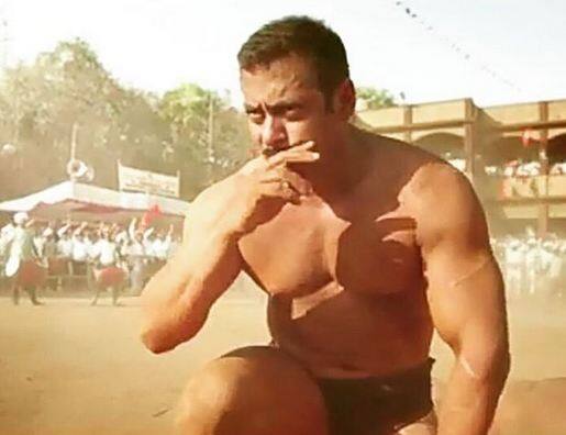 बहुत से लोग सलमान खान की बॉडी से प्रेरित हैं. सलमान को शर्टलेस हीरो के नाम से भी जाना जाता है. सलमान ऐसे हीरो हैं जो कभी भी अपना वर्कआउट रूटीन नहीं छोड़ते. कल जेल में भी उन्होंने कसरत की थी. लेकिन आज सुबह रातभर ना सोने और डिनर ना करने के कारण उन्होंने सुबह कसरत नहीं की. चलिए जानते हैं सलमान खान के वर्कआउट और डायट प्लान के बारे में.