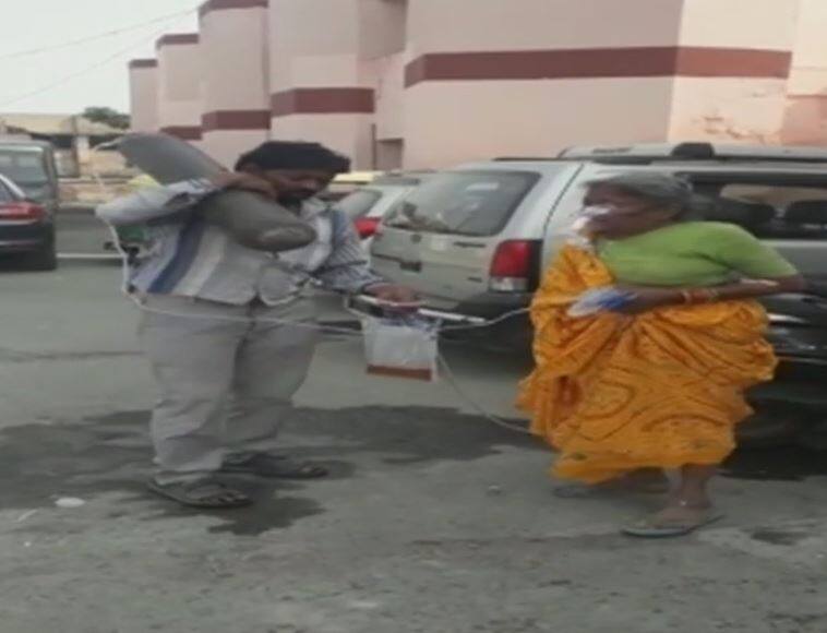 यूपी के अस्पताल की बड़ी लापरवाही, मां का ऑक्सीजन सिलेंडर लिए एंबुलेंस का घंटो इंतजार करता रहा बेटा AGRA: A MAN ALLEGEDLY KEPT WAITING FOR AMBULANCE CARRYING HIS ILL MOTHER’S OXYGEN CYLINDER यूपी के अस्पताल की बड़ी लापरवाही, मां का ऑक्सीजन सिलेंडर लिए एंबुलेंस का घंटो इंतजार करता रहा बेटा