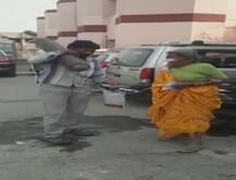 यूपी के अस्पताल की बड़ी लापरवाही, मां का ऑक्सीजन सिलेंडर लिए एंबुलेंस का घंटो इंतजार करता रहा बेटा