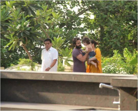 पिछले दिनों नन्हे तैमूर को पूल के पास चलने की प्रैक्टिस करते देखा गया था. 