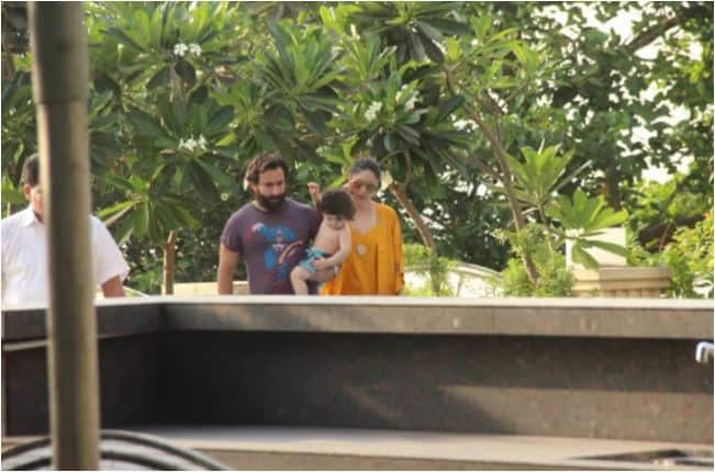 तस्वीरों में साफ तौर पर देखा जा सकता है कि तैमूर अपने माता पिता के साथ पूल में जा रहे हैं.