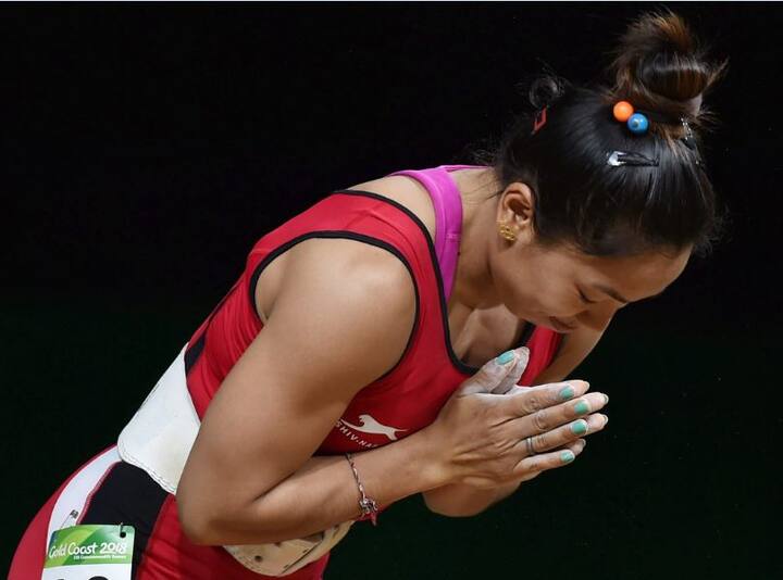 23 साल की चानू इंफाल ईस्ट जिले की हैं. अन्य भारतीय खिलाड़ियों की तरह ही उन्हें भी कई परेशानियों का सामना करना पड़ा. चानू की प्रेरणा भारतीय महिला वेटलिफ्टर कुंजारानी रही हैं, जो मणिपुर की हैं. 2007 में चानू ने इस खेल में कदम रखा था और फिर पीछे मुड़कर नहीं देखा. दक्षिण एशियाई जूनियर खेलों में चानू ने स्वर्ण पदक जीतने के साथ ही अपनी क्षमता का सबूत दिया.