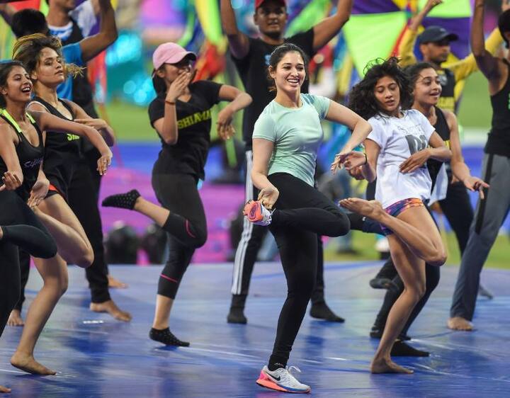 इंडियन प्रीमियर लीग के पिछले 10 सीजन में क्रिकेट का जितना भी रोमांच आपने देखा उससे कहीं ज्यादा रोमांच 11वें सीजन में देखने को मिलेगा. इसी रोमांच का नज़ारा इसकी ओपनिंग से जुड़ी तैयारियों में भी दिखा. इस तस्वीर में आप तमन्ना भाटिया को ओपनिंग से जुड़ी तैयारी के लिए रिहर्सल करते देख सकते हैं.