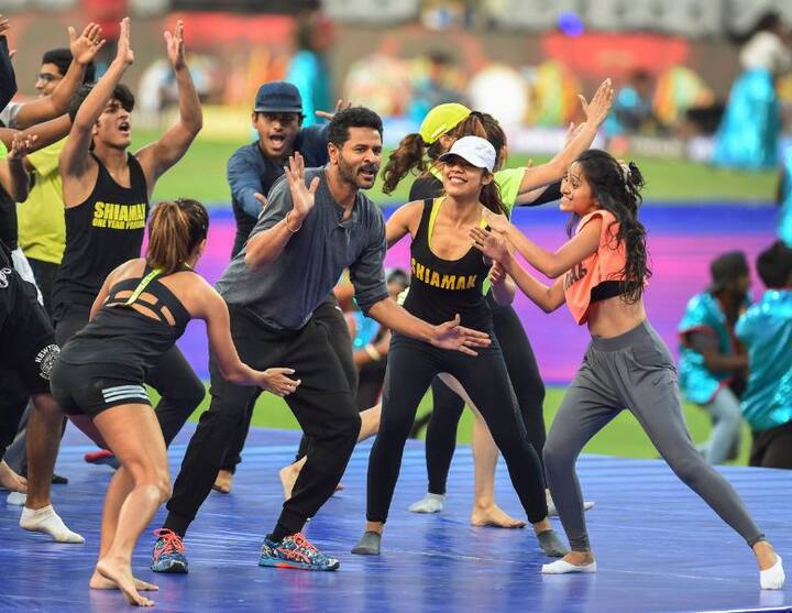 वहीं भारत में डांस का दूसरा नाम प्रभुदेवा ने भी इसकी तैयारी के लिए जमकर पसीने बहाए. उनके साथ को-डांसर भी दिखे जो जमकर प्रैक्टिस कर रहे थे.