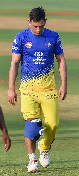 आपको बता दें कि दो साल के बैन के बाद महेंद्र सिंह धोनी की अगुवाई में चेन्नई सुपर किंग्स और शेन वॉर्न की मेंटॉरशिप वाली राजस्थान रॉयल्स ने आईपीएल में वापसी कर ली है. तैयारियों के दौरान मैदान पर धोनी कुछ इस अंदाज़ में नज़र आए.