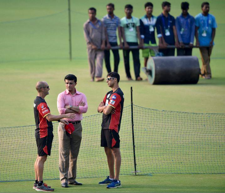 वहीं एक और तस्वीर में दोनों के साथ टीम के कोच गैरी कर्स्टन भी नज़र आए.