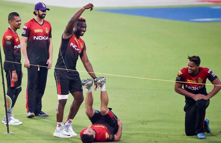 शाहरुख ख़ान की टीम कोलकाता नाइट राइडर्स के ही आंद्रे रसेल और पियुष चालवा जैसे खिलाड़ियों को मैदान पर मस्ती करते देख सकते हैं.