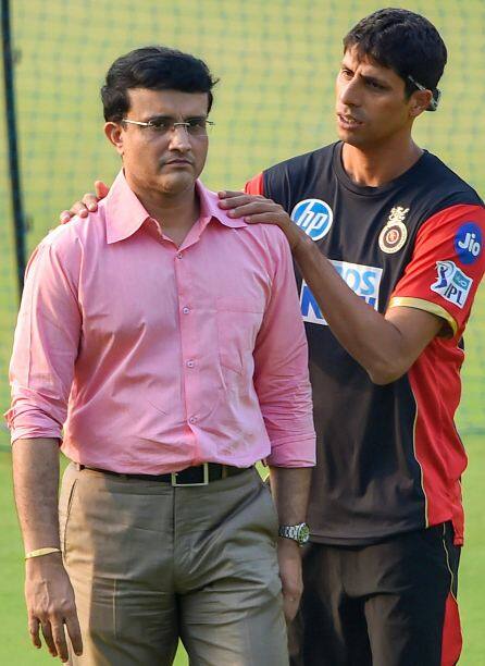 वहीं आरसीबी के बोलिंग कोच आशीष नेहरा बंगाल क्रिकेट एसोसिएशन के अध्यक्ष सौरभ गांगुली के कंधों को मसाज देते नज़र आए.