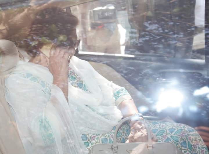 सितारों ने सलमान के परिवार से मिलकर उन्हें हौसला दिया कल सैफ अली खान और सोनाक्षी सिन्हा समेत कई सितारे सलमान के घर पहुंचे थे. (तस्वीर: मानव मंगलानी)