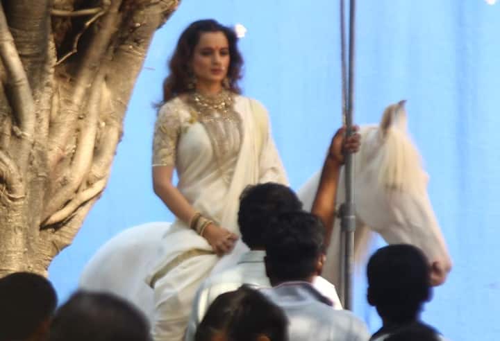 फिल्म के सेट्स से कई बार शूटिंग की तस्वीरें सामने आती रहती हैं. अब एक बार फिर फिल्म के सेट से कुछ नई तस्वीरें सामने आईं हैं.