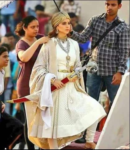   आपको बता दें फिल्म 'मणिकर्णिका: क्वीन ऑफ झांसी' का निर्देशन कृष कर रहे हैं.फिल्म का स्क्रीनप्ले प्रसून जोशी और निशांत ने लिखा है.
