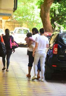 बेटे तैमूर को लेकर स्कूल पहुंचे सैफ अली खान और करीना कपूर, देखें तस्वीरें