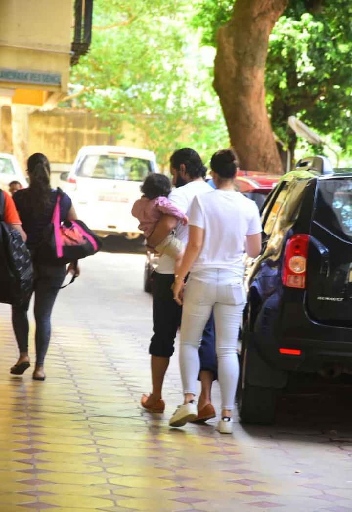 कल जिस वक्त सैफ और करीना बेटे के साथ स्कूल पहुंचे उसी वक्त उन्हें कैमरे में क्लिक कर लिया गया.