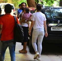 बेटे तैमूर को लेकर स्कूल पहुंचे सैफ अली खान और करीना कपूर, देखें तस्वीरें