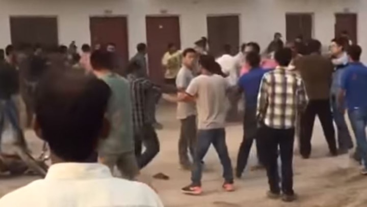 Clashes between Chinese engineers And Pakistan police at CPEC camp Viral Video 'रेड लाइट' एरिया जाने से पाकिस्तानी पुलिस ने रोका तो चीनी अफसरों ने जमकर काटा बवाल, देखें Video