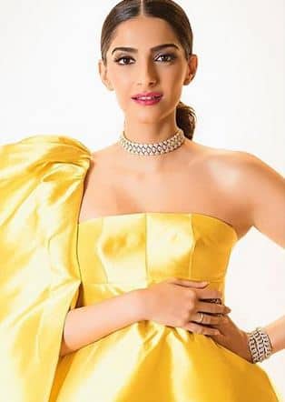 सोनम कपूर- बॉलीवुड की फैशन आइकन सोनम कपूर अपनी फिगर के लिए बहुत मशहूर हैं. हेल्दी लाइफस्टाइल अपनाते हुए कुछ समय पहले ही सोनम कपूर ने वेजिटेरियन डायट लेनी शुरू की है.