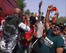 देखिए सलमान खान को जमानत मिलने पर उनके फैन्स ने किस तरह मनाया जश्न