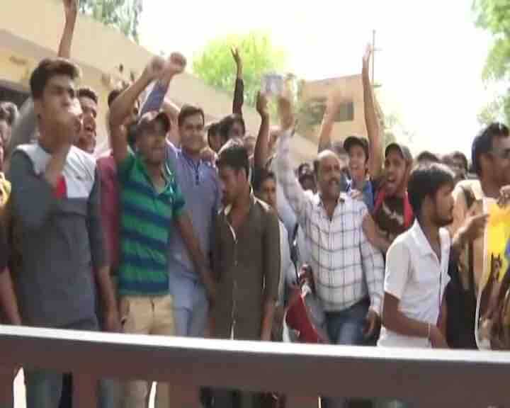 सलमान के अलावा बाकी इन चारों सितारों को कोर्ट ने सबूत के अभाव में बरी कर दिया है. सलमान को पांच साल जेल की सजा सुनाई गई है और साथ ही 10 हजार जुर्माना भी लगाया गया है.