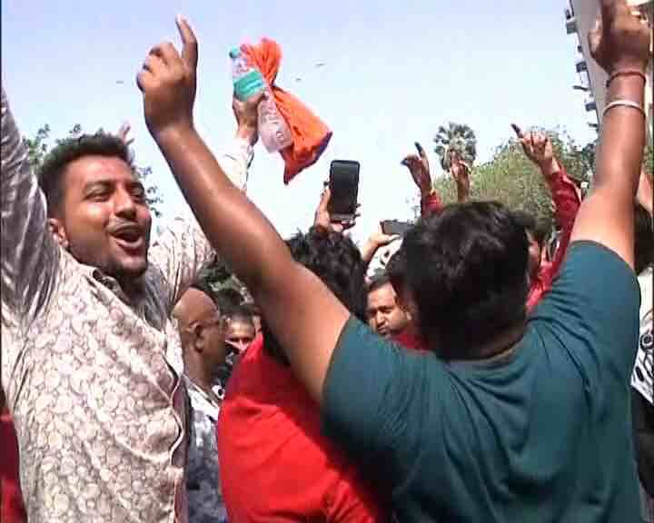 हालांकि जोधपुर सेंशन कोर्ट से जमानत मिलते ही उनके फैन्स बेहद खुश हैं और ढोल-नगाड़ों के साथ सलमान के जेल से बाहर निकलने का इंतजार कर रहे हैं. 