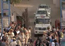 जेल से एयरपोर्ट पहुंचे सलमान खान, देखें तस्वीरें