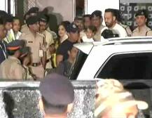 मुंबई एयरपोर्ट पहुंचे सलमान, घर के बाहर जुटी फैंस की भीड़, देखें तस्वीरें