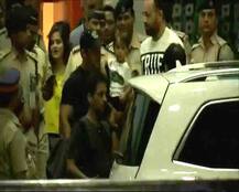 मुंबई एयरपोर्ट पहुंचे सलमान, घर के बाहर जुटी फैंस की भीड़, देखें तस्वीरें