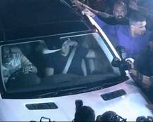 मुंबई अपने घर पहुंचे सलमान, हजारों फैंस की जुटी भीड़, देखें तस्वीरें