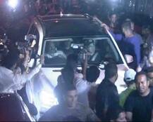 घर पहुंचते ही सलमान ने अपने ही स्टाइल में फैंस का किया शुक्रिया, देखें तस्वीरें