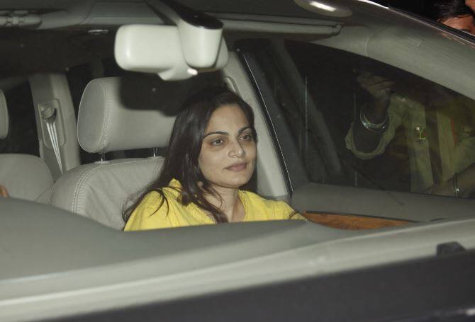 काफी तनाव के बाद भाई सलमान के जेल से बाहर आने के बाद उनकी बहन अलवीरा काफी खुश नजर आईं. (तस्वीर: मानव मंगलानी)