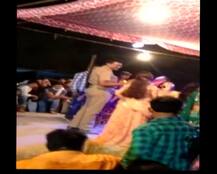 उन्नाव : बारबालाओं पर नोट उड़ाता कैमरे में कैद हुआ सिपाही