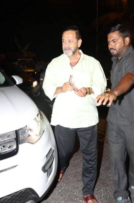 वहीं सलमान खान के बेल की खबर मिलते ही लाखों की तादाद में उनके फैंस घर के बाहर जमा हो गए. (तस्वीर: मानव मंगलानी)