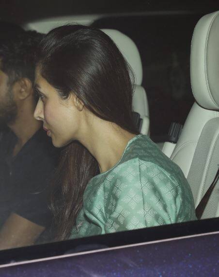 इससे पहले जब सलमान खान दो दिन जेल में बंद थे तब भी मलाइका परिवार के साथ ही नजर आईं थी. (तस्वीर: मानव मंगलानी)