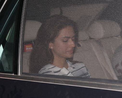 सलमान ने अपने सभी फैंस का अभिवादन बालकॉनी में आकर किया. इस दौरान सलमान के साथ उनके भंजे आहिल, पिता सलीम खान, मां सलमा और बॉडीगार्ड शेरा भी नजर आए. (तस्वीर: मानव मंगलानी)