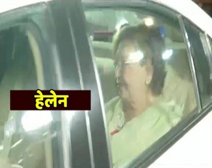 सलमान के पिता सलीम खान की दूसरी पत्नी हेलेन सलमान से मिलने जाती हुईं. (तस्वीर: मानव मंगलानी)