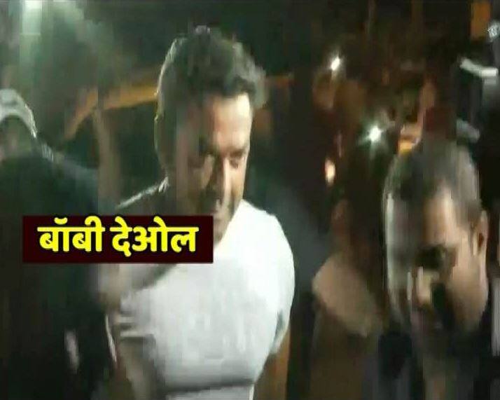 सलमान खान के दोस्त और उनकी आने वाली फिल्म 'रेस 3' में उनके को-स्टार बॉबी देओल भी सलमान खान से मिलने उनके घर पहुंचे. (तस्वीर: मानव मंगलानी)