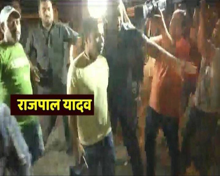 ऐसे में भाईजान ने भी उन्हें निराश नहीं किया और घर की बालकॉनी में खड़ें होकर सभी का अभिवादन किया. (तस्वीर: मानव मंगलानी)