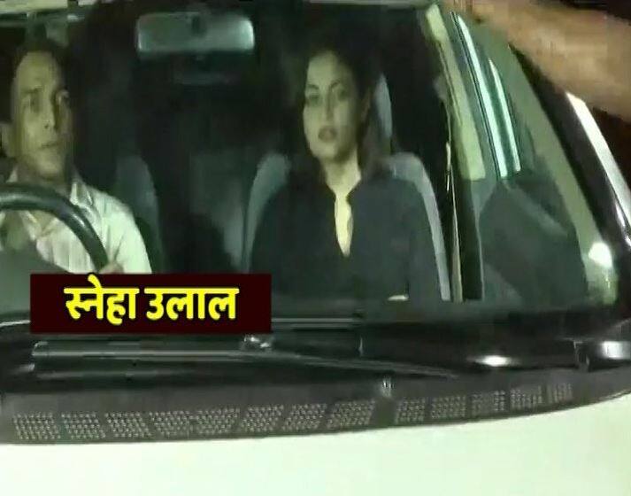 सलमान खान के साथ फिल्म 'लकी' से बॉलीवुड डेब्यू करने वाली स्नेहा उलाल भी सलमान से मिलने उनके घर पहुंचीं. (तस्वीर: मानव मंगलानी)