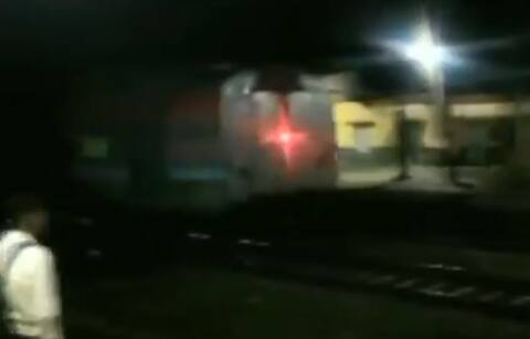 Video: ओडिशा में बगैर इंजन के 10 किलोमीटर तक पटरी पर दौड़ती रही ट्रेन, कोई हताहत नहीं Video: ओडिशा में बगैर इंजन के 10 किलोमीटर तक पटरी पर दौड़ती रही ट्रेन, कोई हताहत नहीं