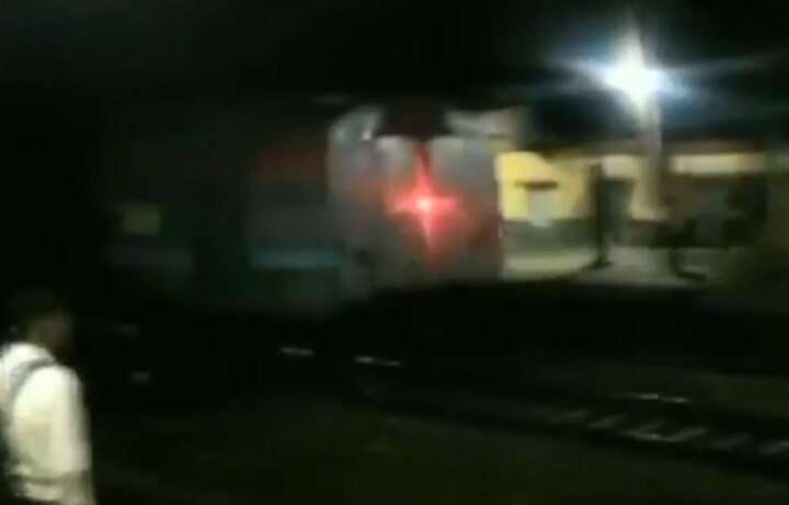 Ahmedabad Puri Express train travels without engine in Odisha Video Viral Video: ओडिशा में बगैर इंजन के 10 किलोमीटर तक पटरी पर दौड़ती रही ट्रेन, कोई हताहत नहीं