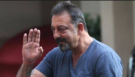 विवादों से पुराना नाता रहा है संजय का उन्हें 1993 में हुए सिलसिले वार बम धमाके मामले में अवैध हथियार रखने के आरोप में सुप्रीम कोर्ट ने पांच साल की सजा सुनाई थी. 