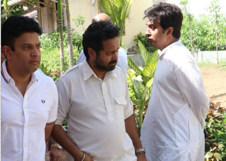 निखिल आडवाणी की मां के निधन के बाद उनके अंतिम संस्कार के लिए कई बॉलीवुड सितारे उन्हें इस दुख की घड़ी में सांत्वना देने पहुंचे. तस्वीर में आप निखिल के साथ भूषण कुमार को देख सकते हैं. 